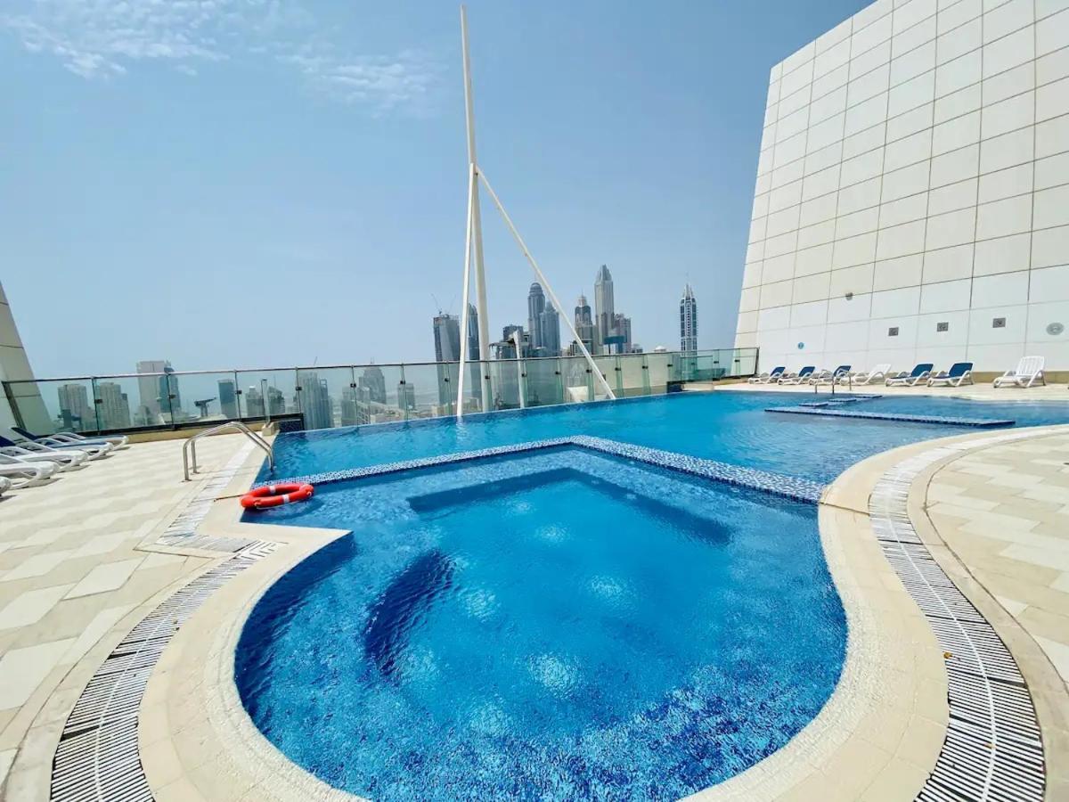 דובאי Upscale Studio Full Lake View In Goldcrest View Tower מראה חיצוני תמונה