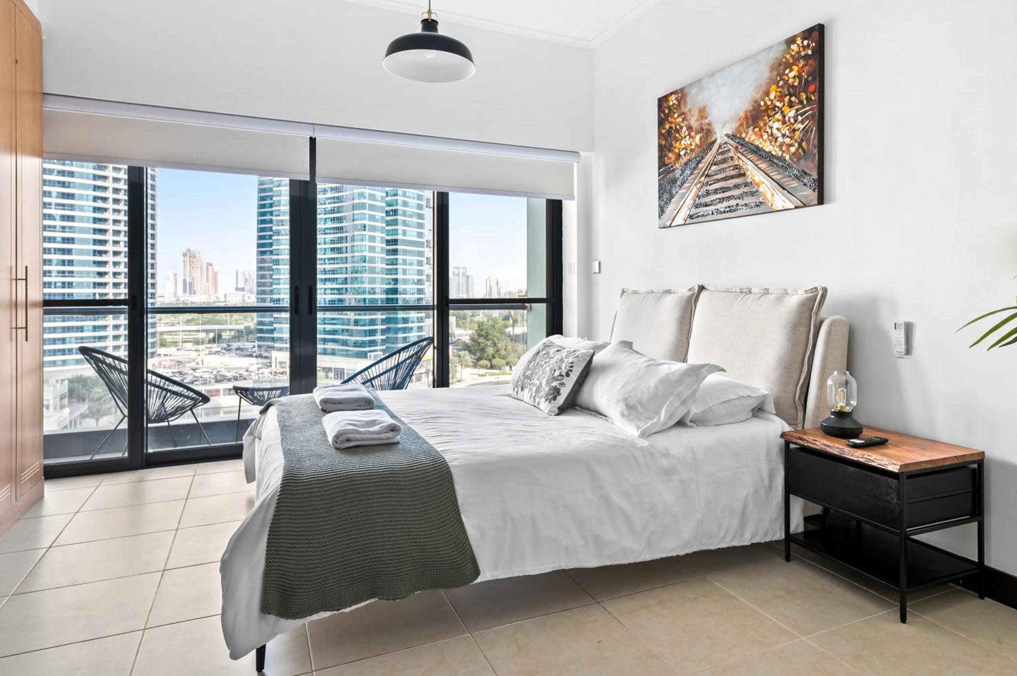 דובאי Upscale Studio Full Lake View In Goldcrest View Tower מראה חיצוני תמונה