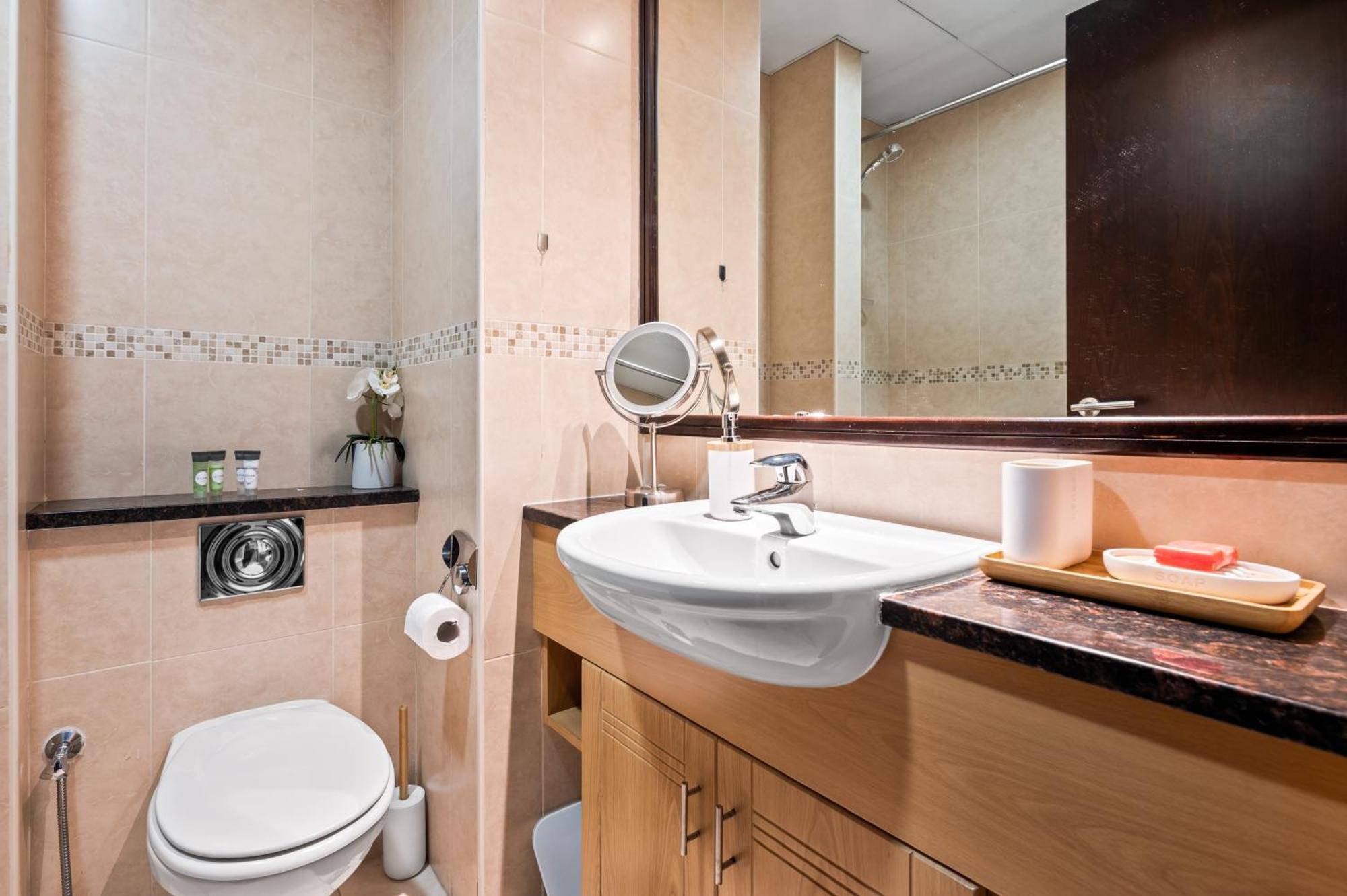דובאי Upscale Studio Full Lake View In Goldcrest View Tower מראה חיצוני תמונה