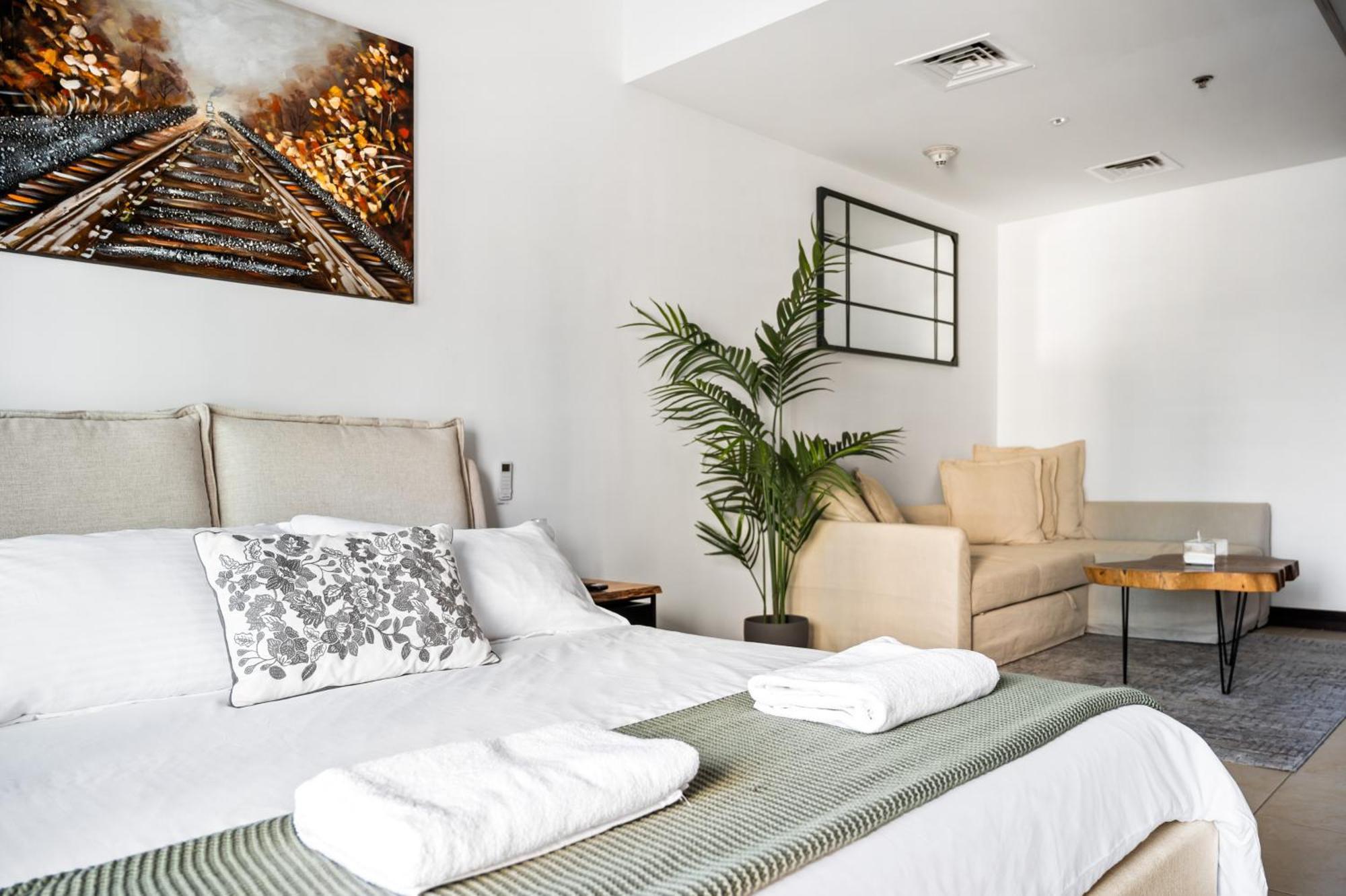 דובאי Upscale Studio Full Lake View In Goldcrest View Tower מראה חיצוני תמונה