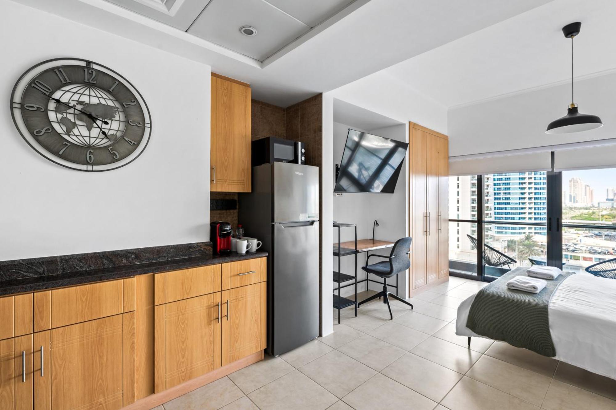 דובאי Upscale Studio Full Lake View In Goldcrest View Tower מראה חיצוני תמונה