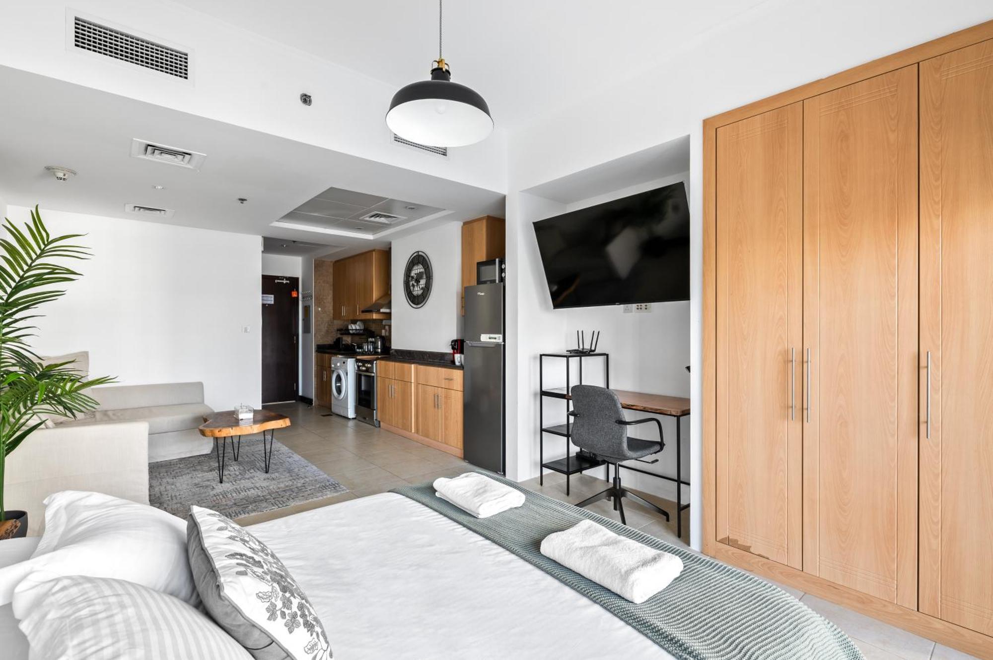 דובאי Upscale Studio Full Lake View In Goldcrest View Tower מראה חיצוני תמונה