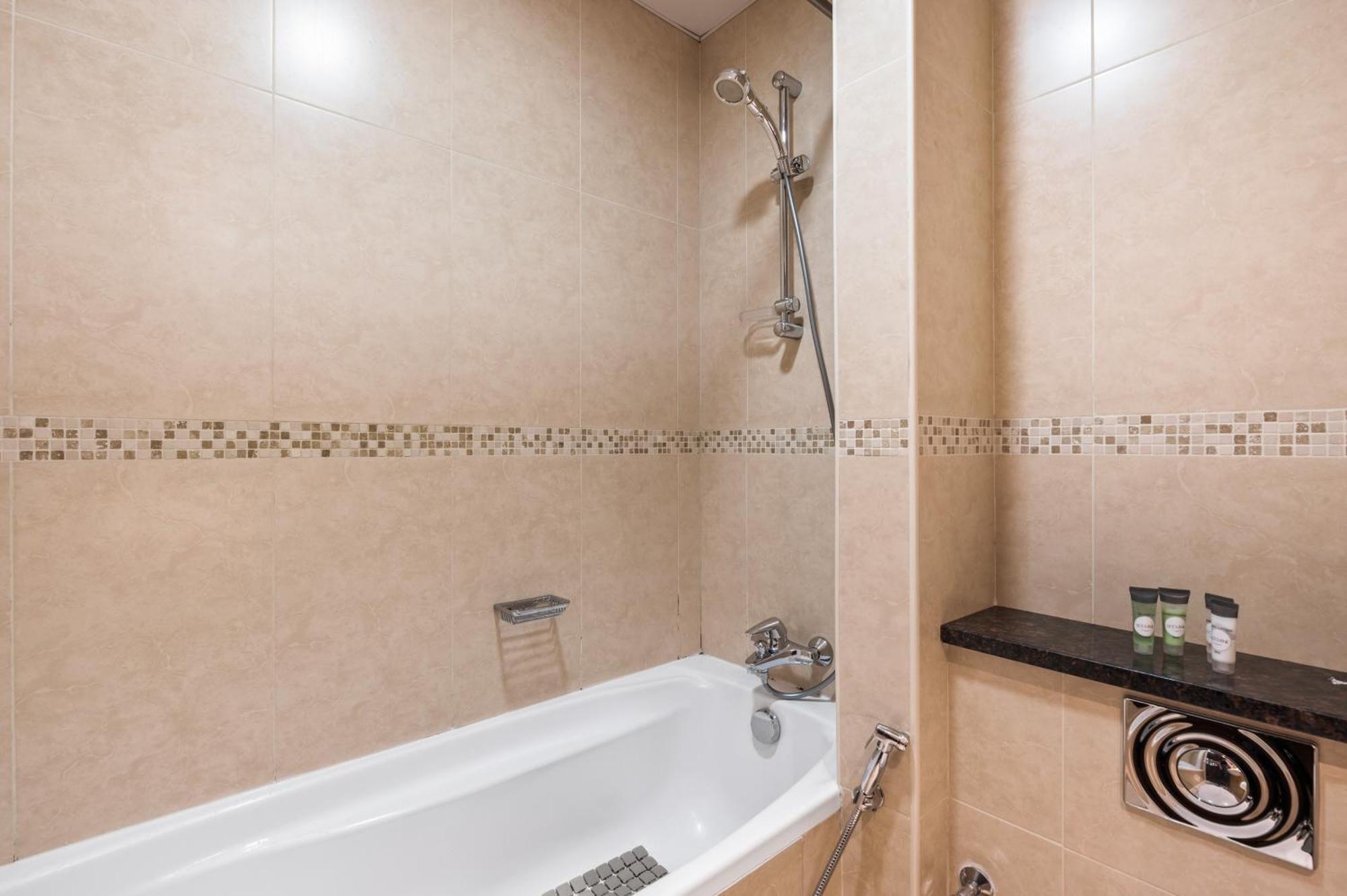 דובאי Upscale Studio Full Lake View In Goldcrest View Tower מראה חיצוני תמונה