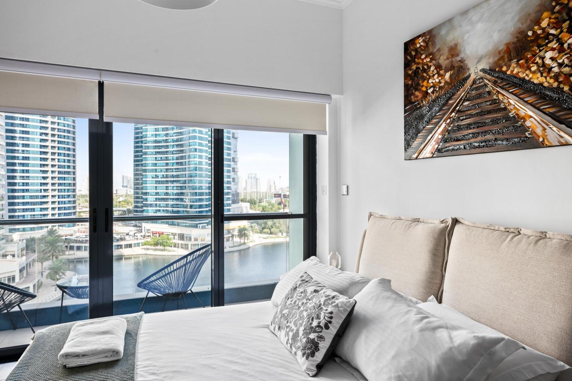 דובאי Upscale Studio Full Lake View In Goldcrest View Tower מראה חיצוני תמונה