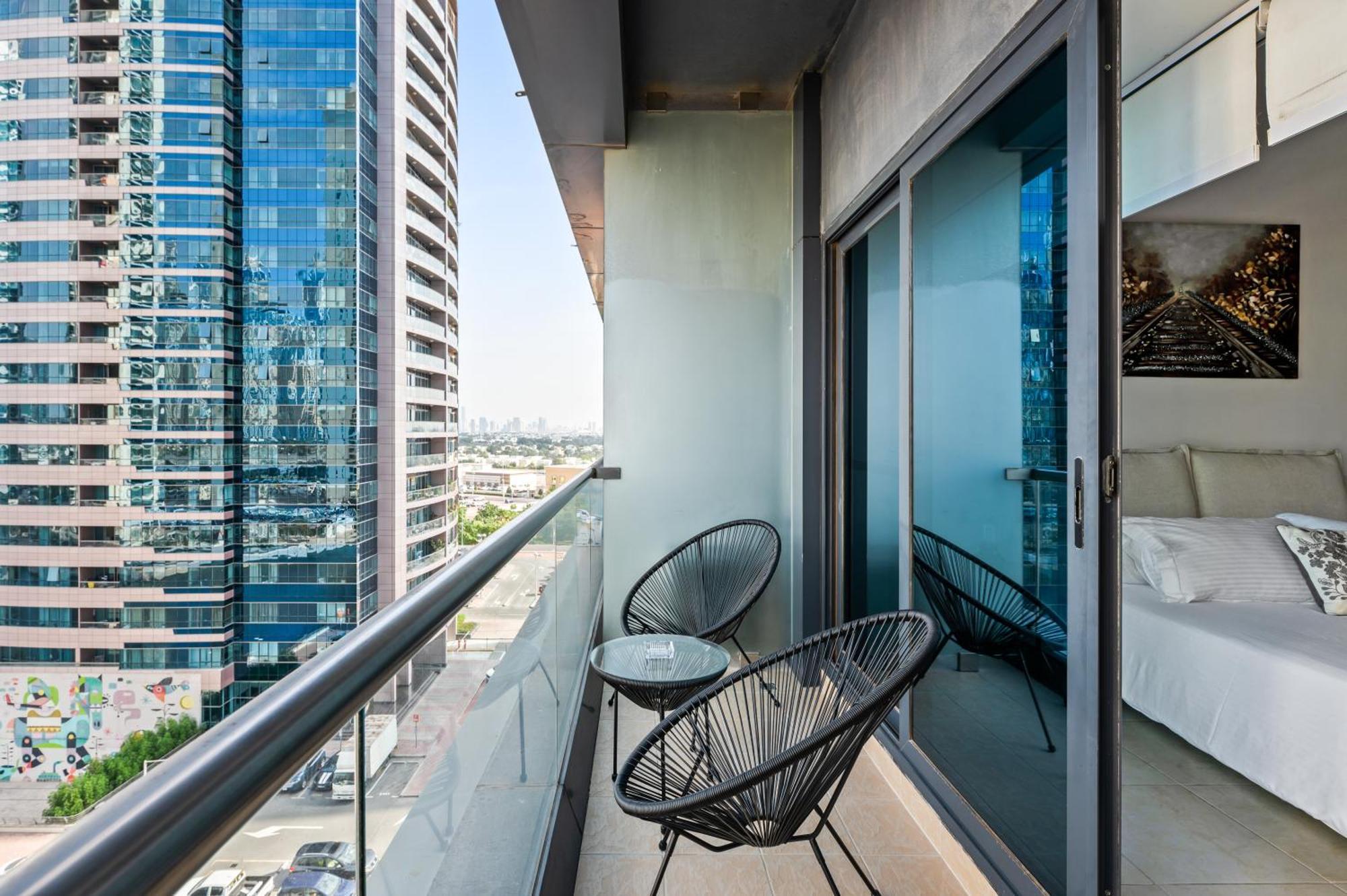 דובאי Upscale Studio Full Lake View In Goldcrest View Tower מראה חיצוני תמונה