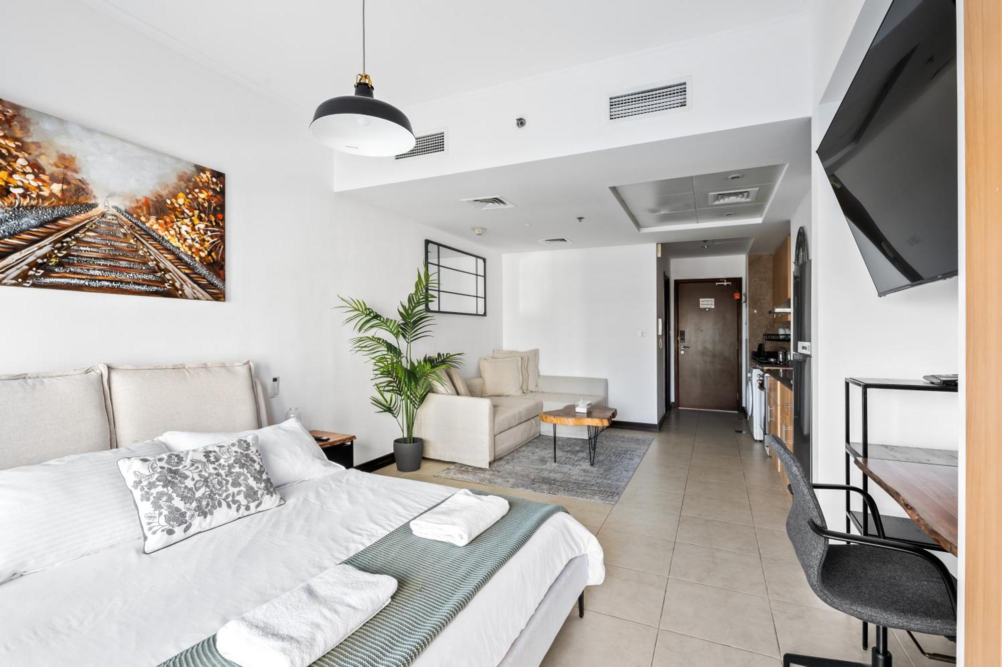 דובאי Upscale Studio Full Lake View In Goldcrest View Tower מראה חיצוני תמונה
