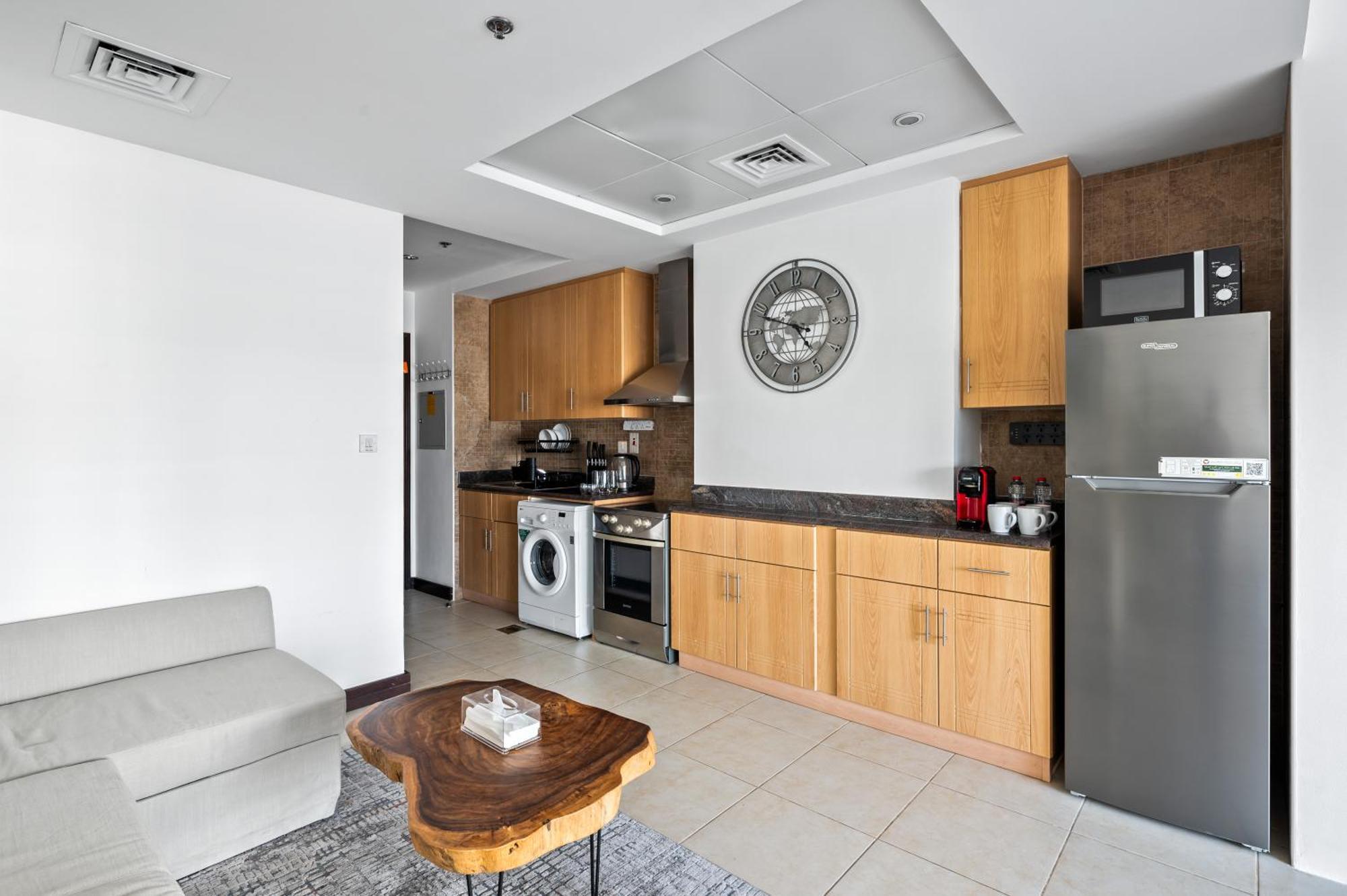 דובאי Upscale Studio Full Lake View In Goldcrest View Tower מראה חיצוני תמונה