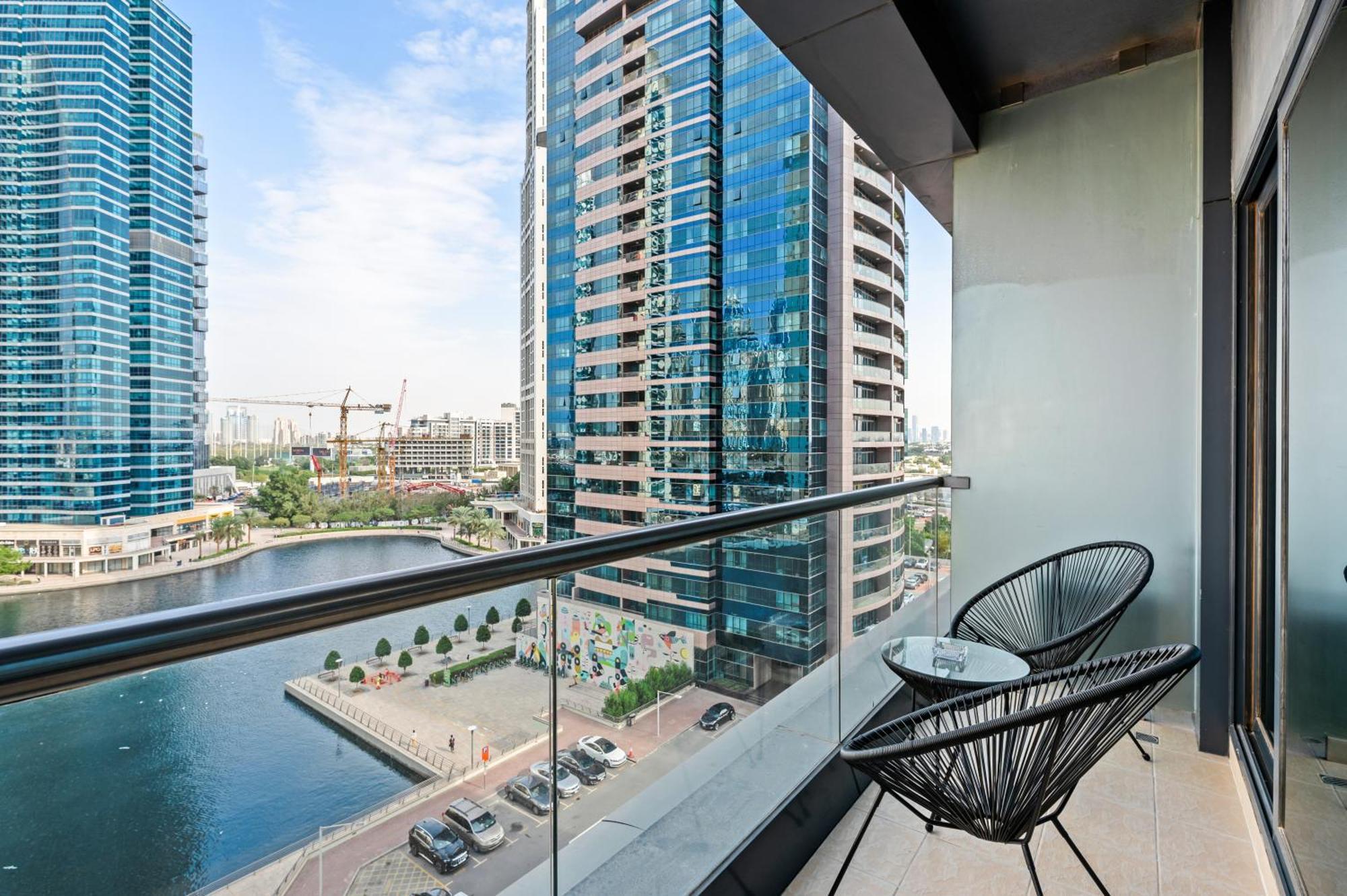 דובאי Upscale Studio Full Lake View In Goldcrest View Tower מראה חיצוני תמונה