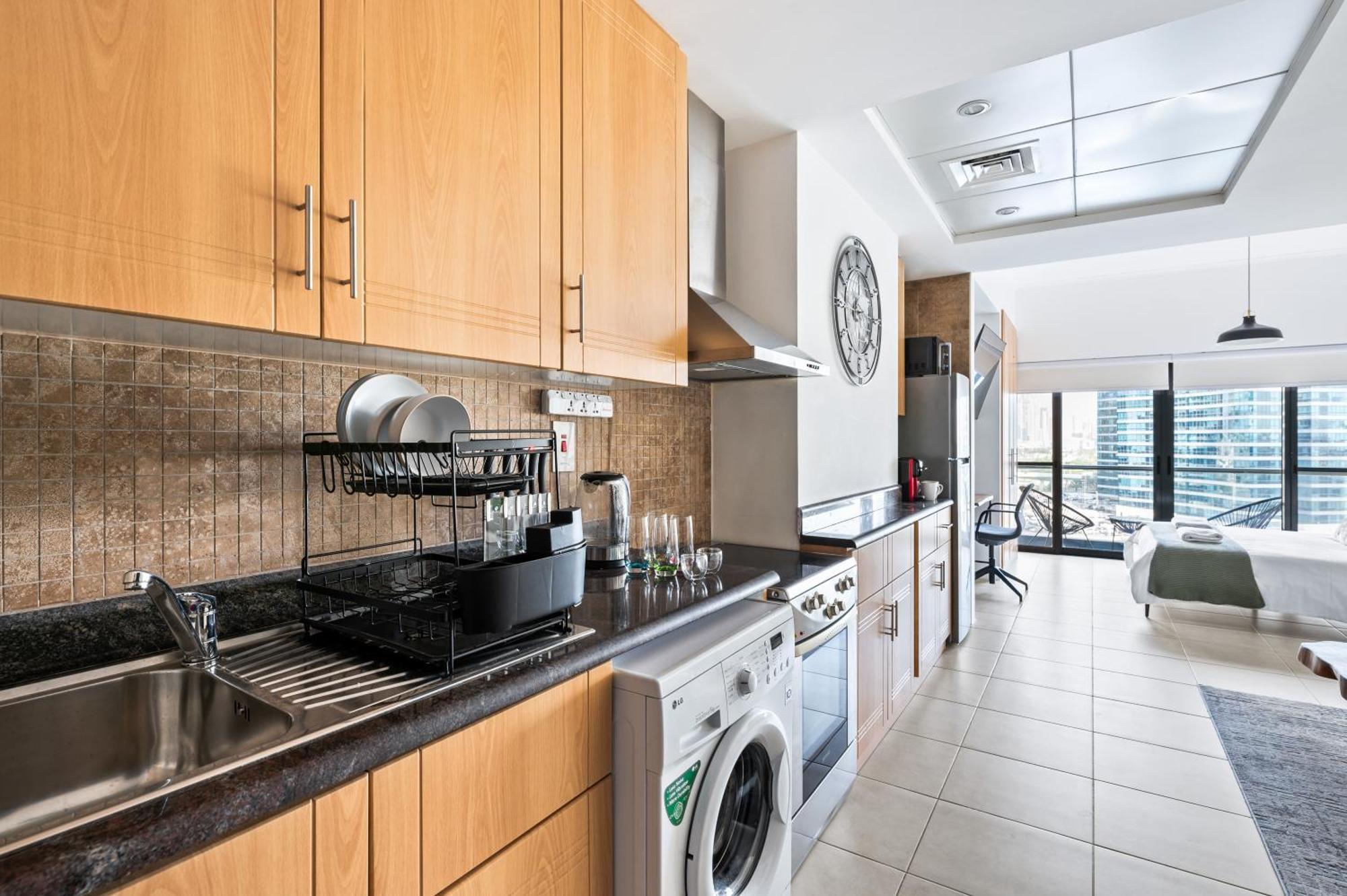 דובאי Upscale Studio Full Lake View In Goldcrest View Tower מראה חיצוני תמונה