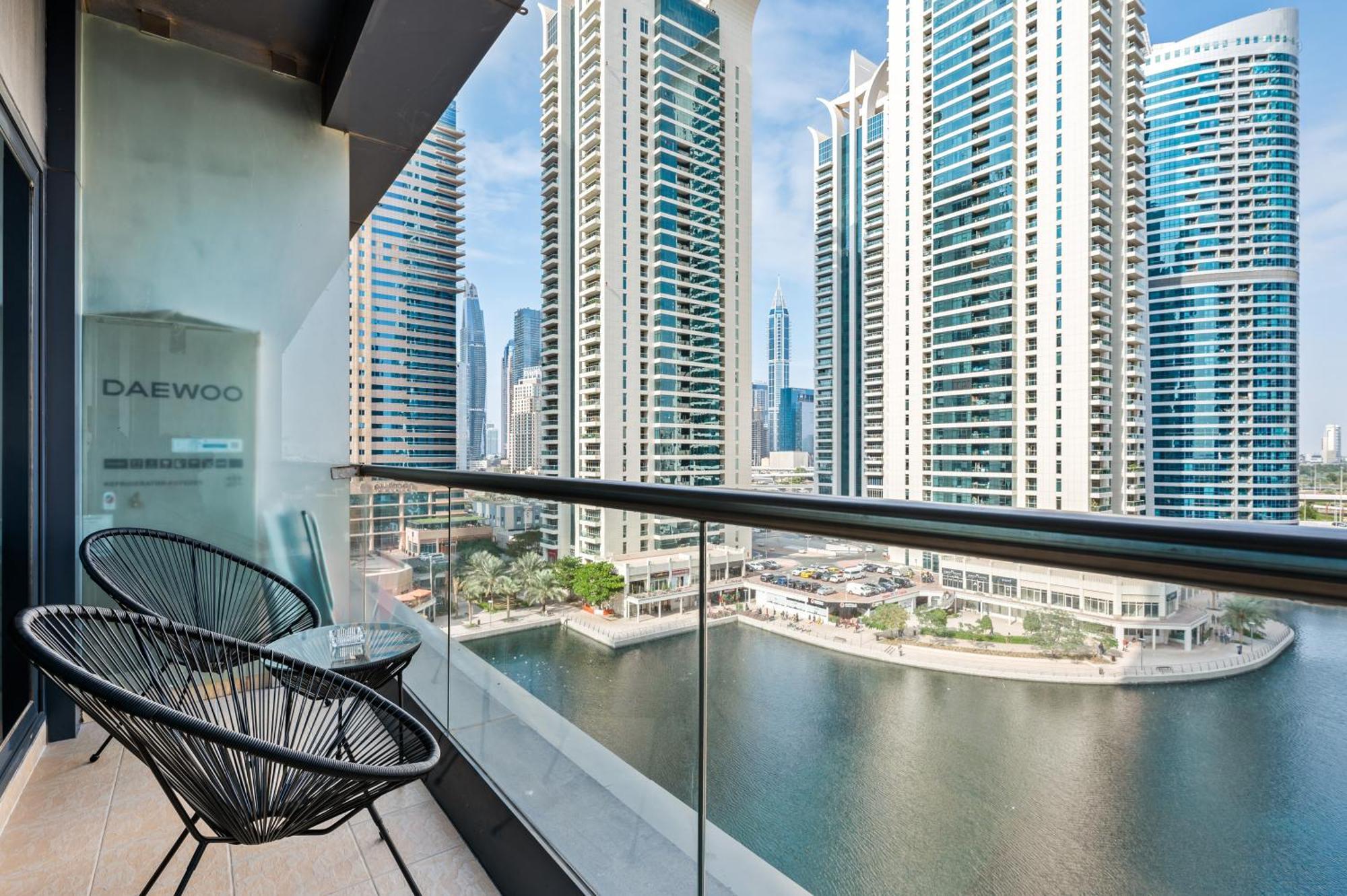 דובאי Upscale Studio Full Lake View In Goldcrest View Tower מראה חיצוני תמונה