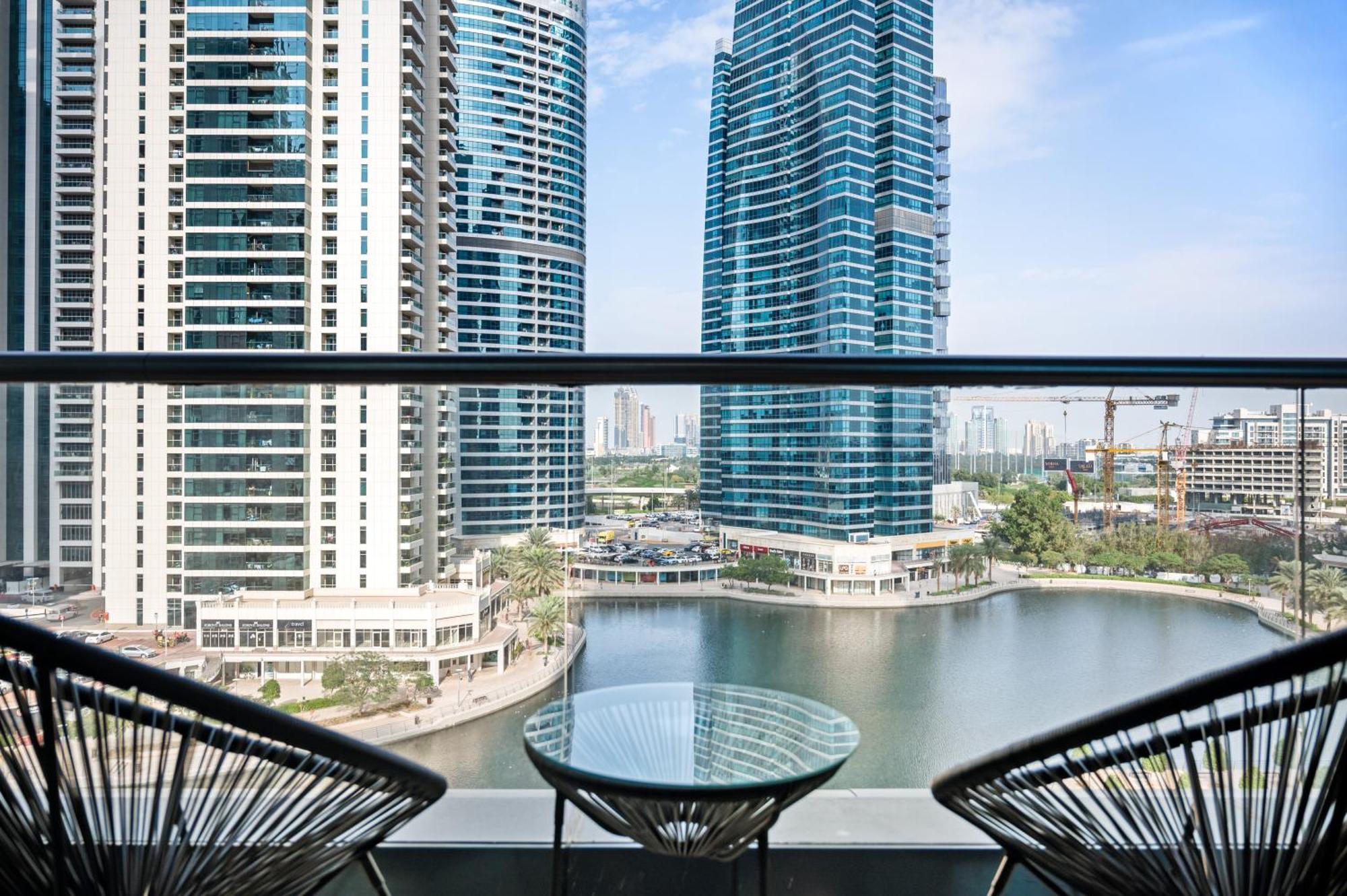 דובאי Upscale Studio Full Lake View In Goldcrest View Tower מראה חיצוני תמונה